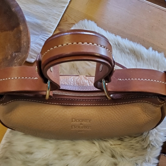 Dooney & Bourke Vintage Moon Bag Beyond EUC - Picture 3 of 16